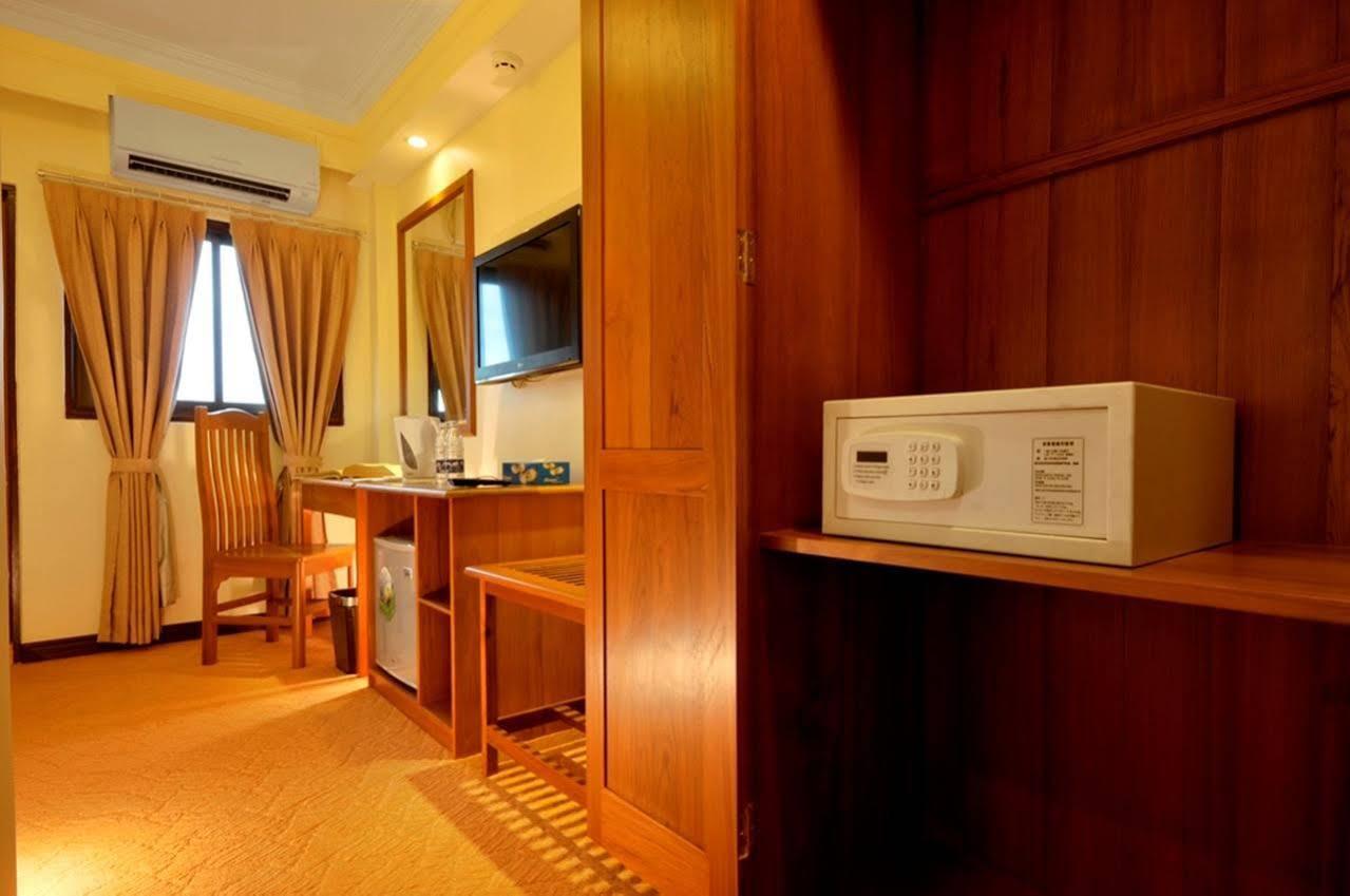 Royal Golden View Hotel Rangum Exterior foto