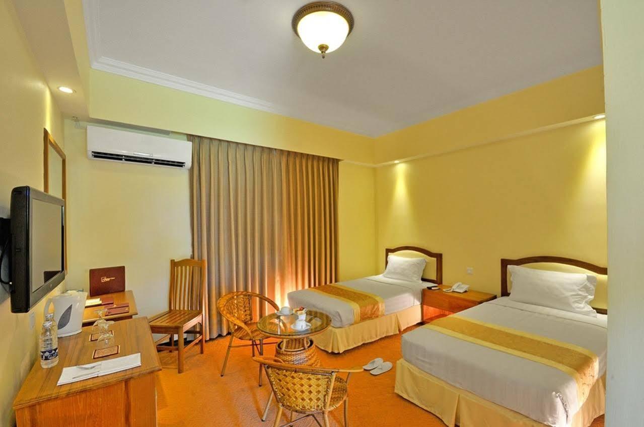 Royal Golden View Hotel Rangum Exterior foto